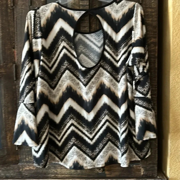 3/4 Bell Sleeve Dressy Chevron Blouse Aria Fashion 2x - Picture 3 of 3